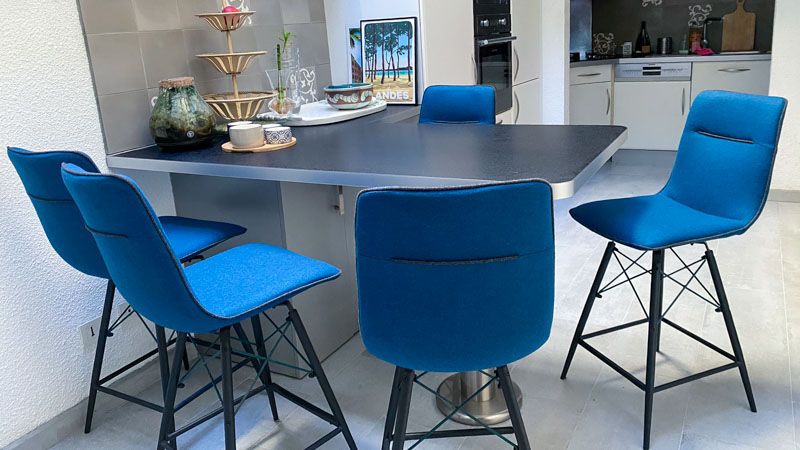tabouret rembourré tissu bleu pour cuisine